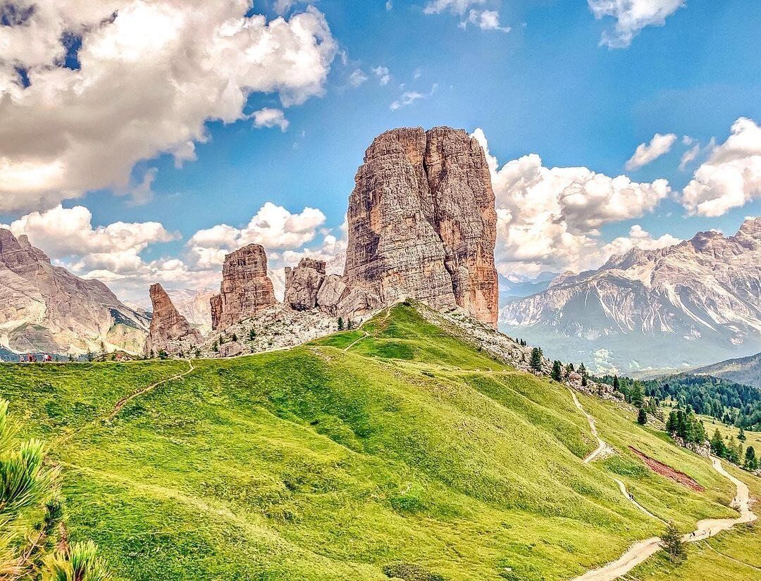 Emozionante Trekking sulle Dolomiti: Cinque Torri, Averau, Nuvolau Emozionante Trekking sulle Dolomiti: Cinque Torri, Averau, Nuvolau desktop picture