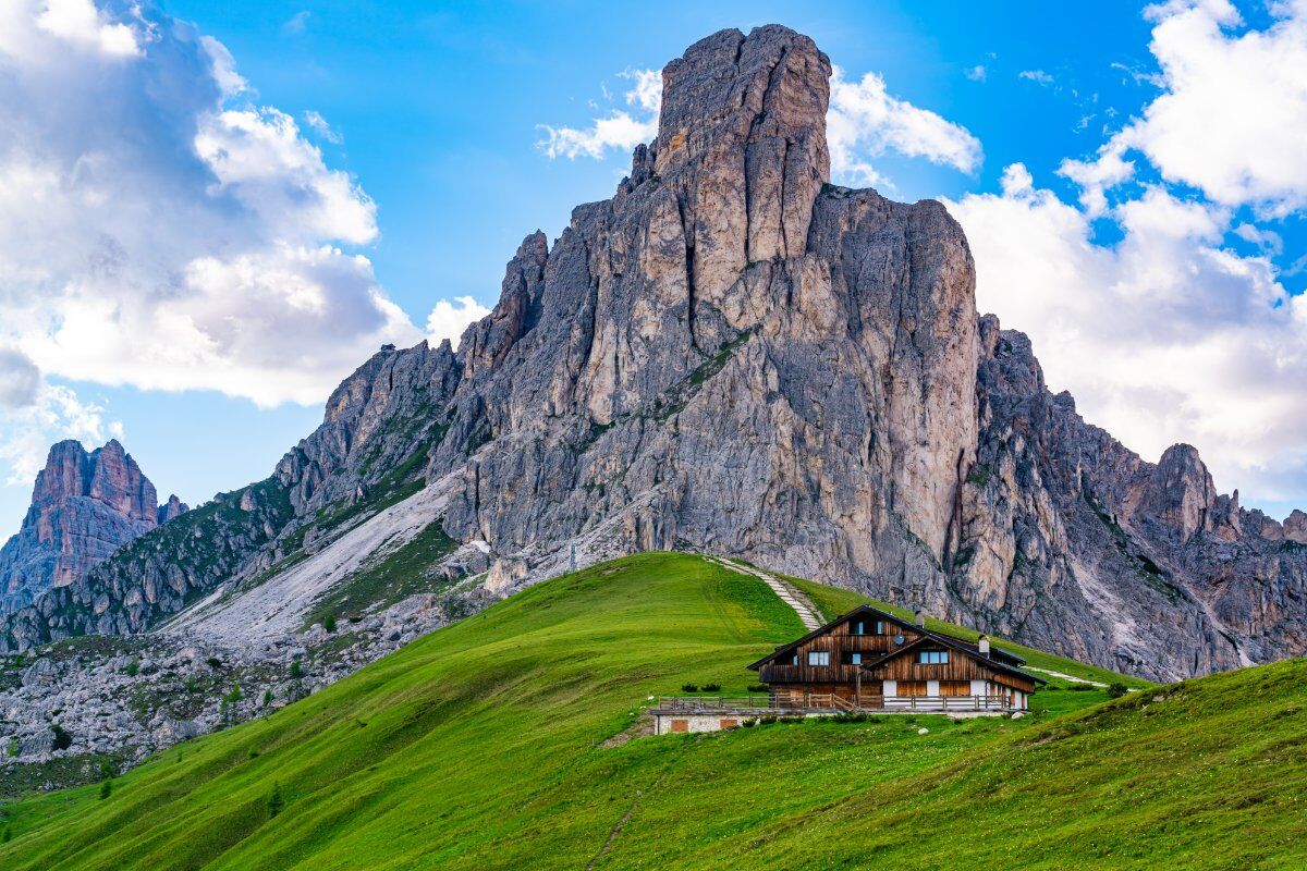 Emozionante Trekking sulle Dolomiti: Cinque Torri, Averau, Nuvolau desktop picture