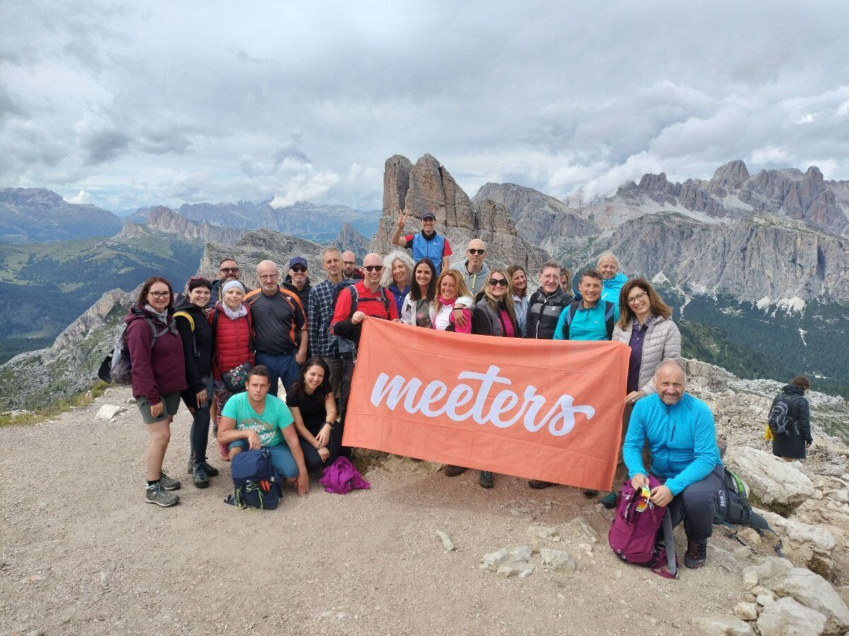 Emozionante Trekking sulle Dolomiti: Cinque Torri, Averau, Nuvolau desktop picture