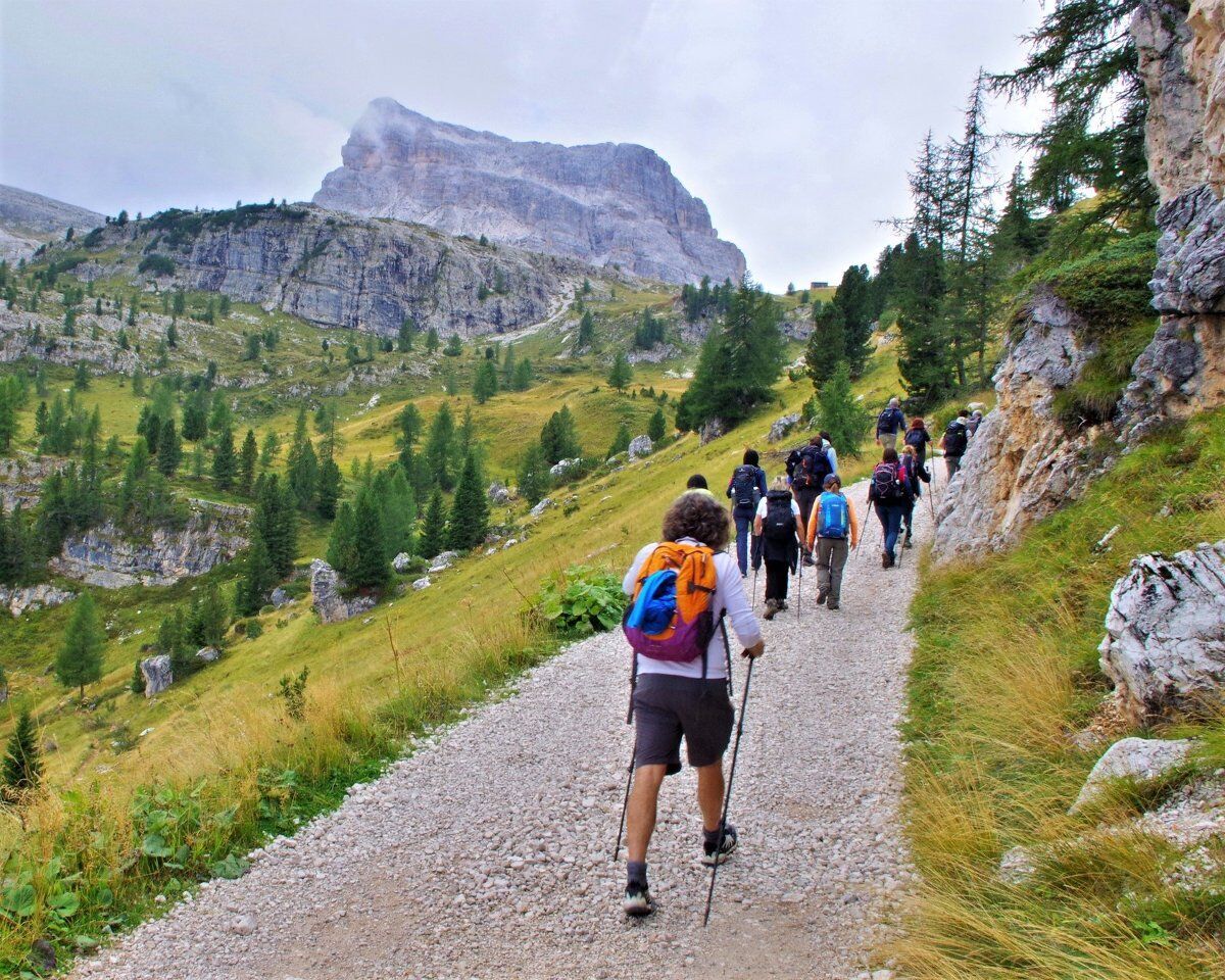 Emozionante Trekking sulle Dolomiti: Cinque Torri, Averau, Nuvolau Emozionante Trekking sulle Dolomiti: Cinque Torri, Averau, Nuvolau desktop picture