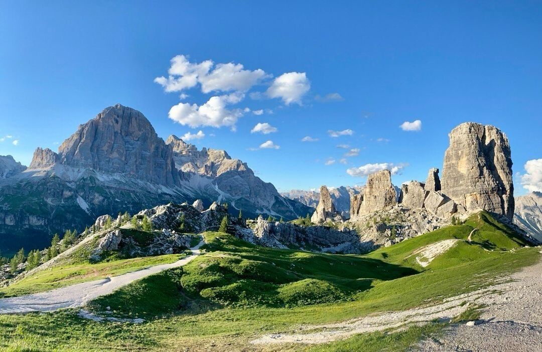 Emozionante Trekking sulle Dolomiti: Cinque Torri, Averau, Nuvolau Emozionante Trekking sulle Dolomiti: Cinque Torri, Averau, Nuvolau desktop picture