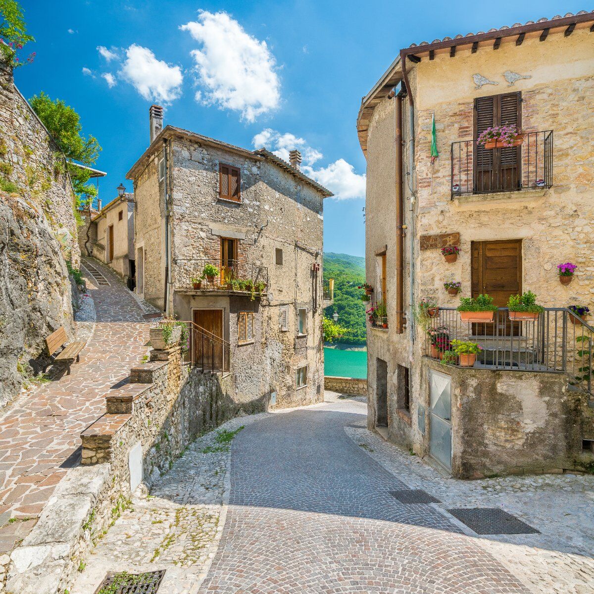 Passeggiata a Castel di Tora: la perla medievale del Lazio Passeggiata a Castel di Tora: la perla medievale del Lazio desktop picture