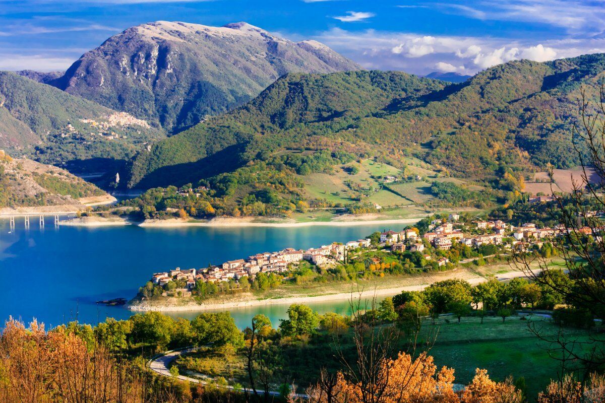 Passeggiata a Castel di Tora: la perla medievale del Lazio desktop picture