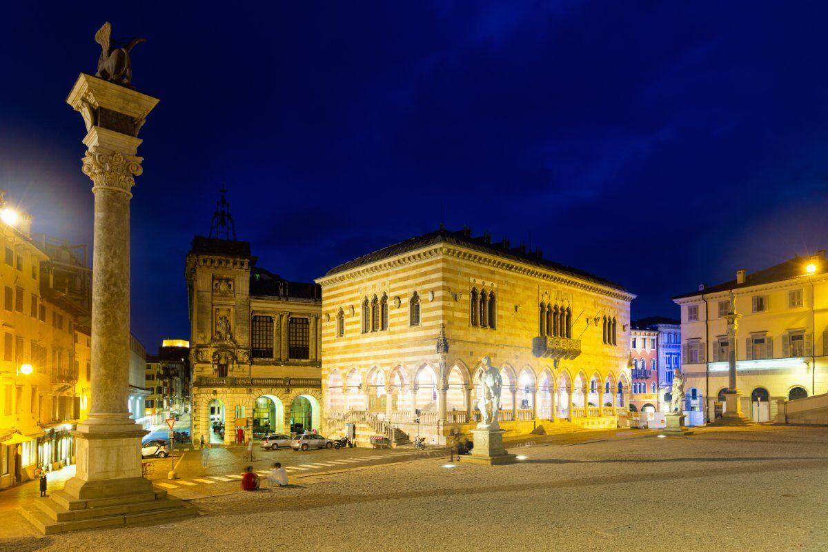 Tour serale a Udine: la città di donne dalle mani laboriose desktop picture