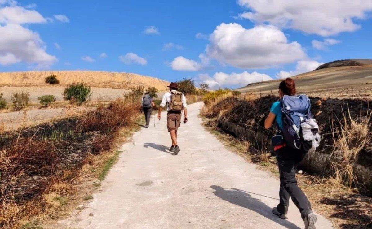 La Via Francigena: da San Gimignano a Siena La Via Francigena: da San Gimignano a Siena desktop picture