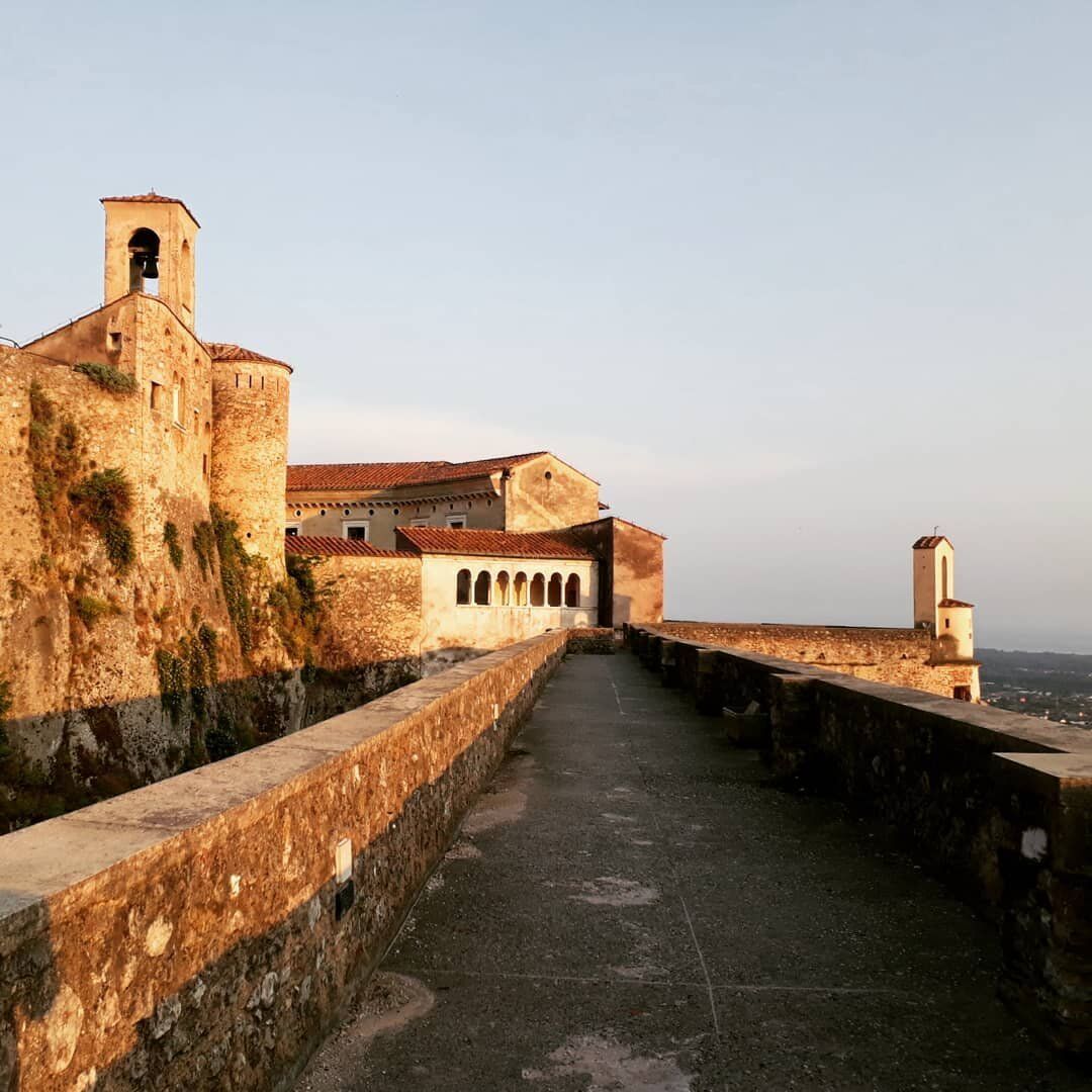 Trekking a Massa: il Bosco della Volpe e il Castello Malaspina Trekking a Massa: il Bosco della Volpe e il Castello Malaspina desktop picture