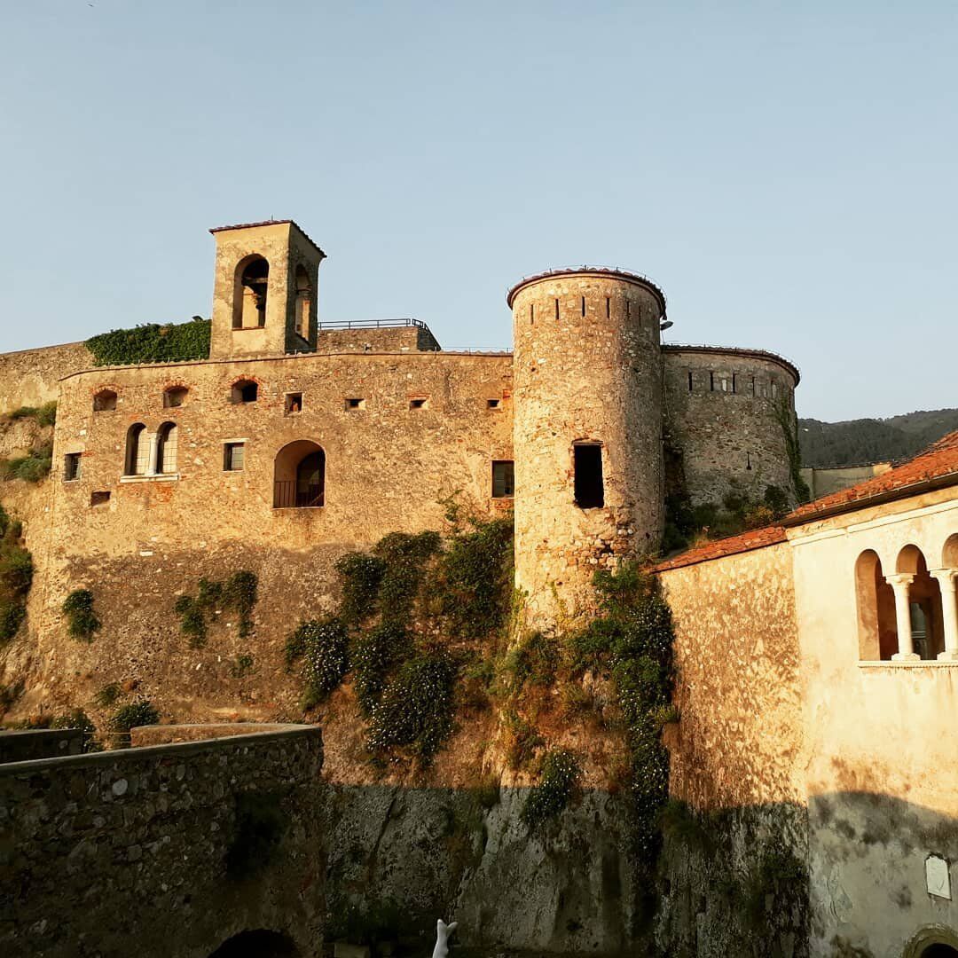 Trekking a Massa: il Bosco della Volpe e il Castello Malaspina Trekking a Massa: il Bosco della Volpe e il Castello Malaspina desktop picture
