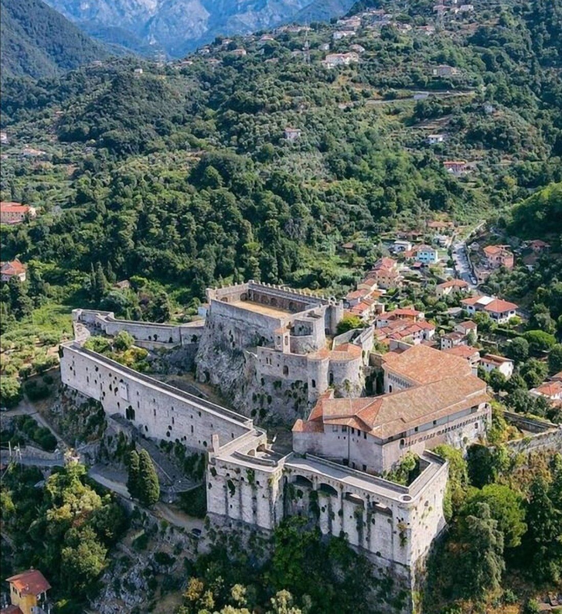 Trekking a Massa: il Bosco della Volpe e il Castello Malaspina desktop picture