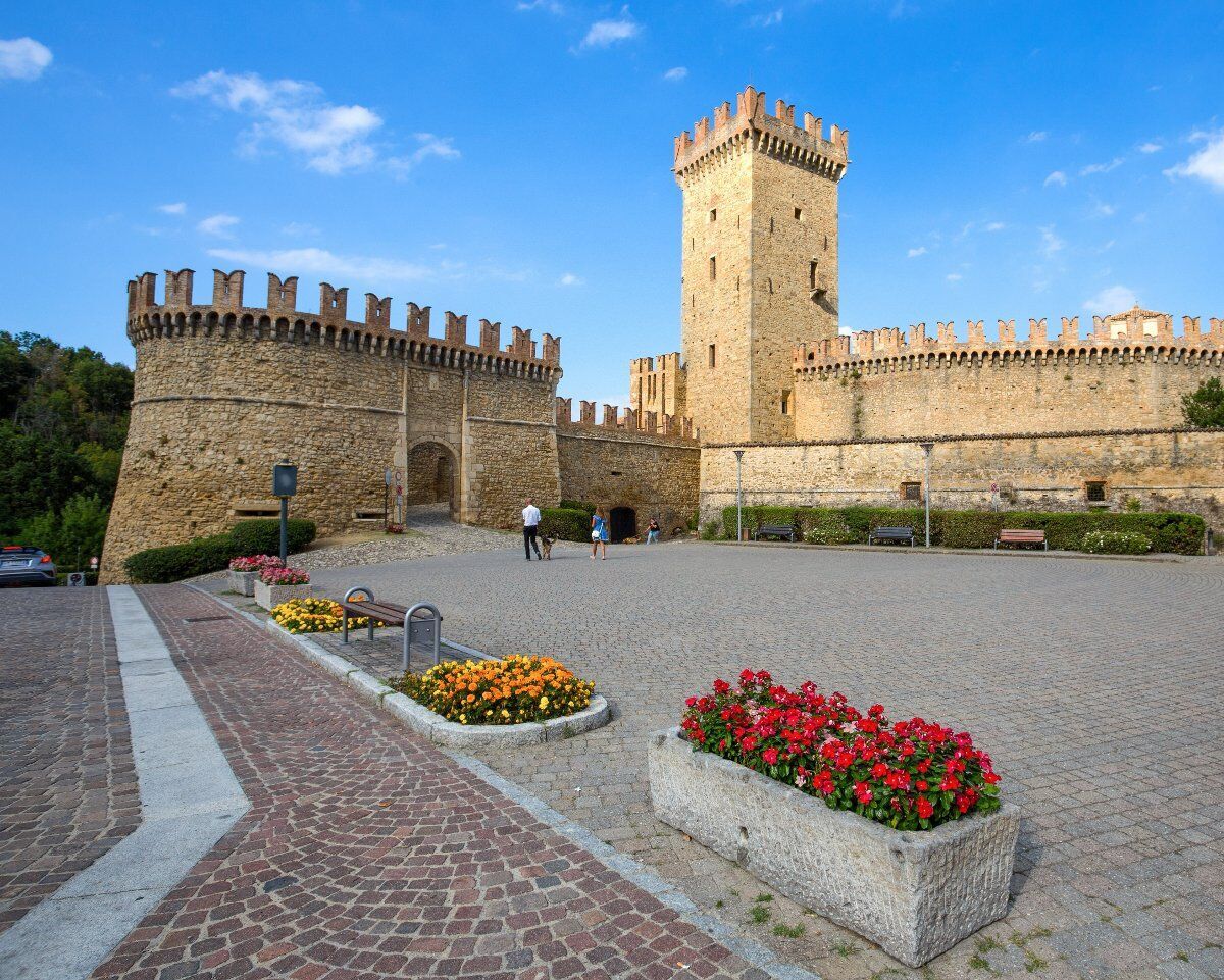 Visita guidata nel Borgo Medievale di Vigoleno in occasione della Festa del Vino desktop picture