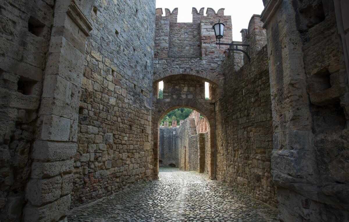 Visita guidata con degustazione nel Borgo Medievale di Vigoleno desktop picture