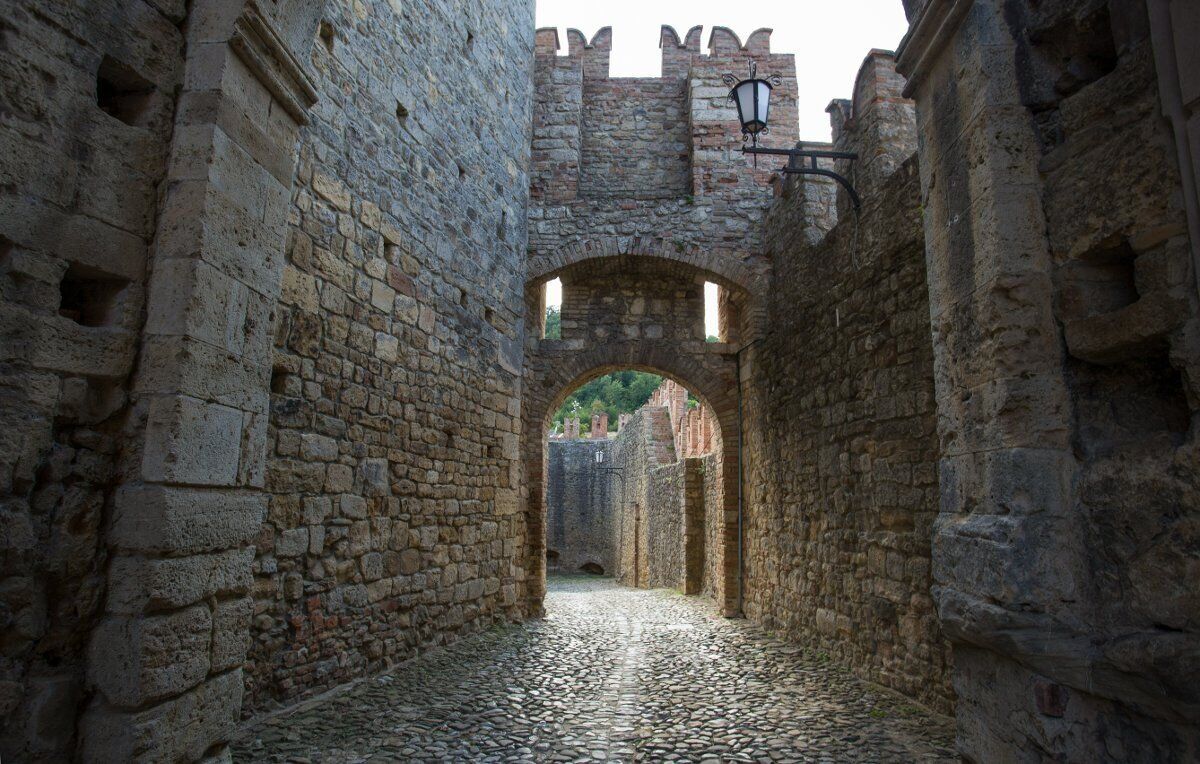 Visita guidata nel Borgo Medievale di Vigoleno in occasione della Festa del Vino Visita guidata nel Borgo Medievale di Vigoleno in occasione della Festa del Vino desktop picture