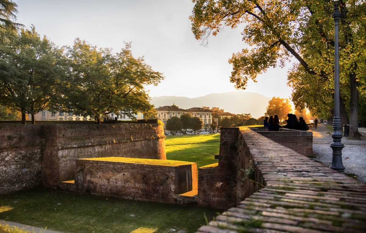 Lucca sotto le stelle: aperitivo sulle mura e visita guidata serale desktop picture