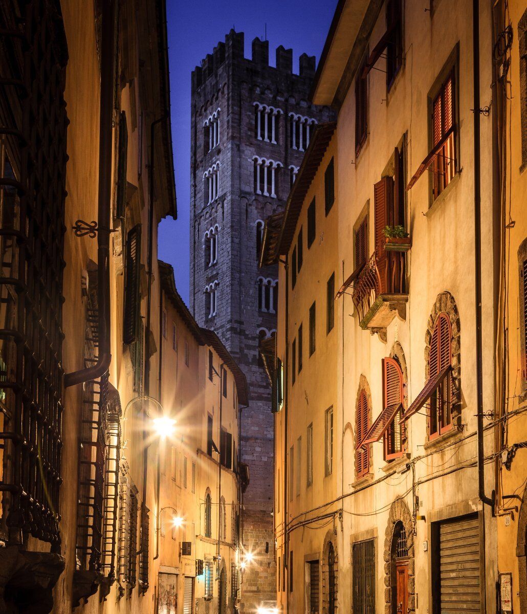 Lucca sotto le stelle: aperitivo sulle mura e visita guidata serale desktop picture