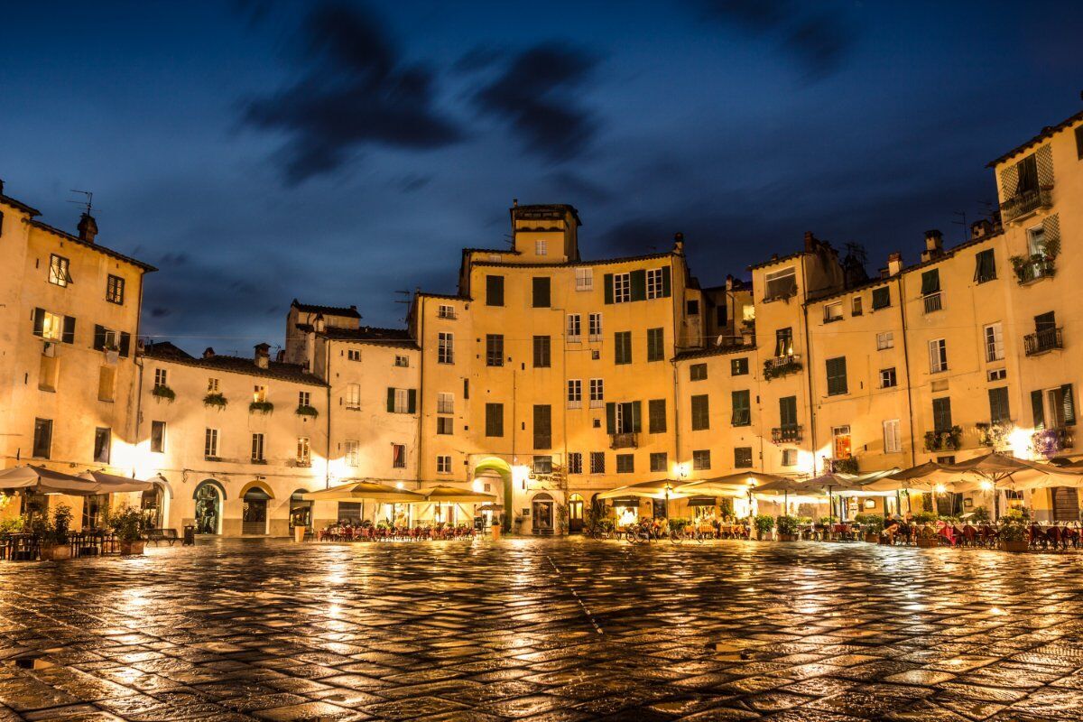 Lucca sotto le stelle: aperitivo sulle mura e visita guidata serale desktop picture