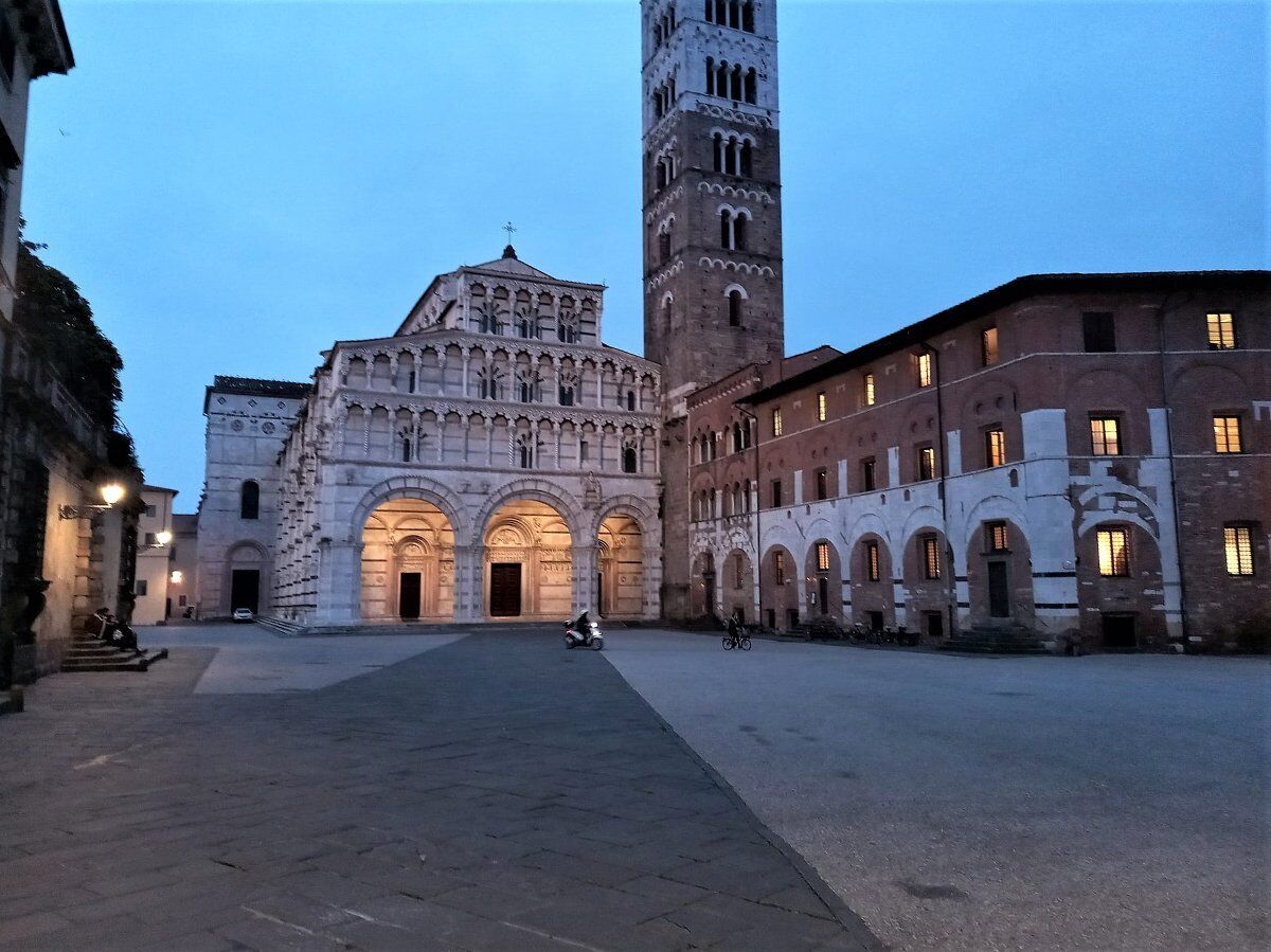 Lucca sotto le stelle: aperitivo sulle mura e visita guidata serale desktop picture