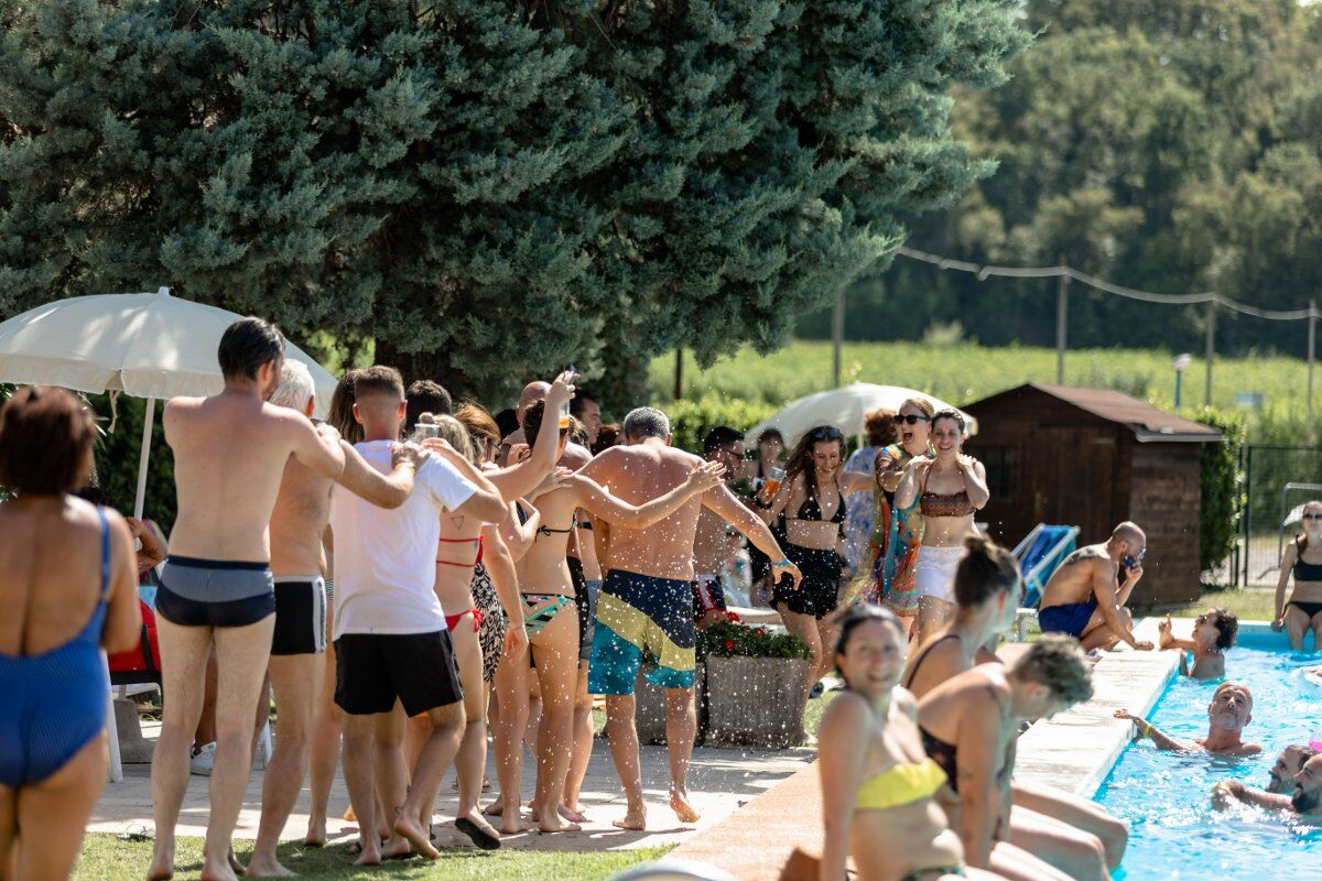 Ferragosto al Lago di Garda: Festa in Piscina, Musica e Divertimento! Ferragosto al Lago di Garda: Festa in Piscina, Musica e Divertimento! desktop picture
