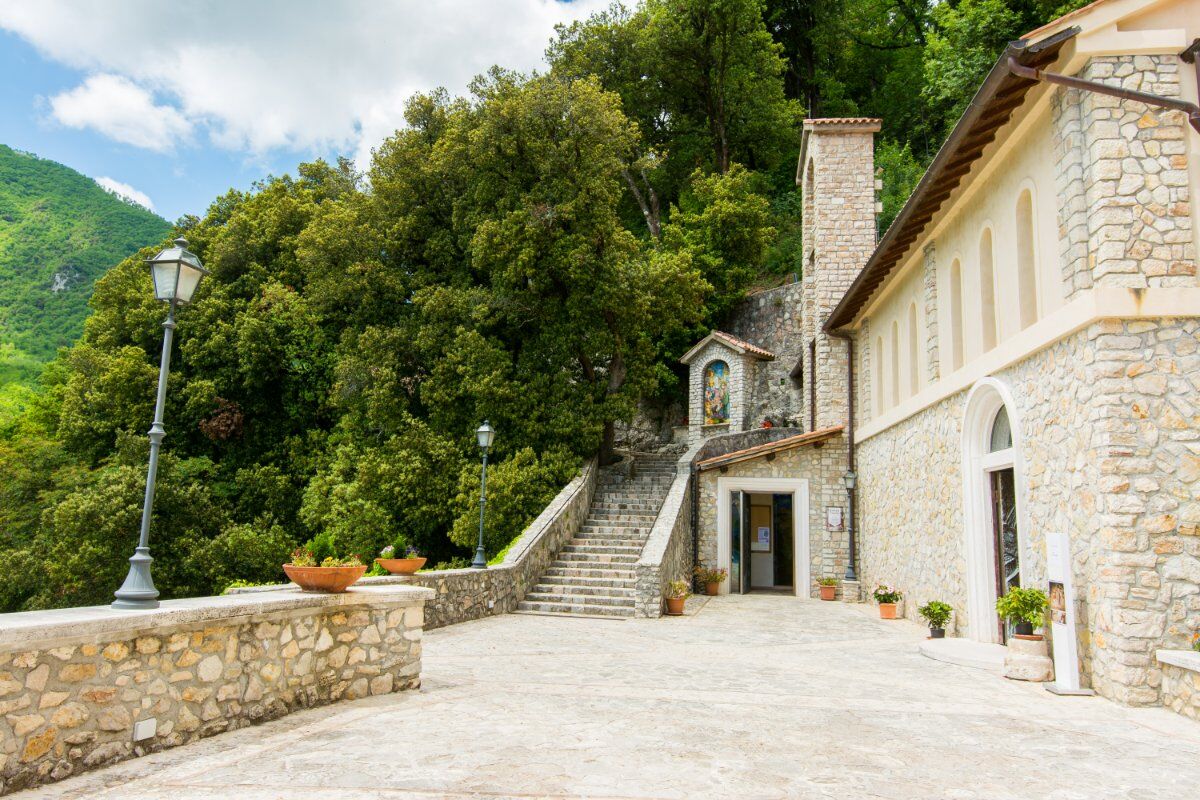 L’anello del Santuario di Greccio: un itinerario nella storia L’anello del Santuario di Greccio: un itinerario nella storia desktop picture