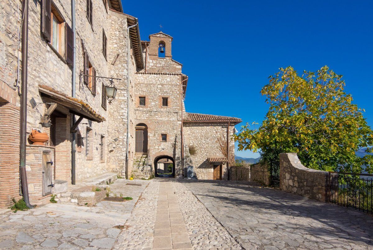 L’anello del Santuario di Greccio: un itinerario nella storia L’anello del Santuario di Greccio: un itinerario nella storia desktop picture