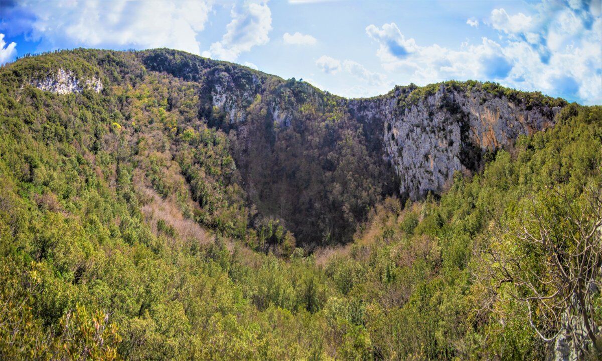 Trekking al sorprendente Abisso del Revotano Trekking al sorprendente Abisso del Revotano desktop picture