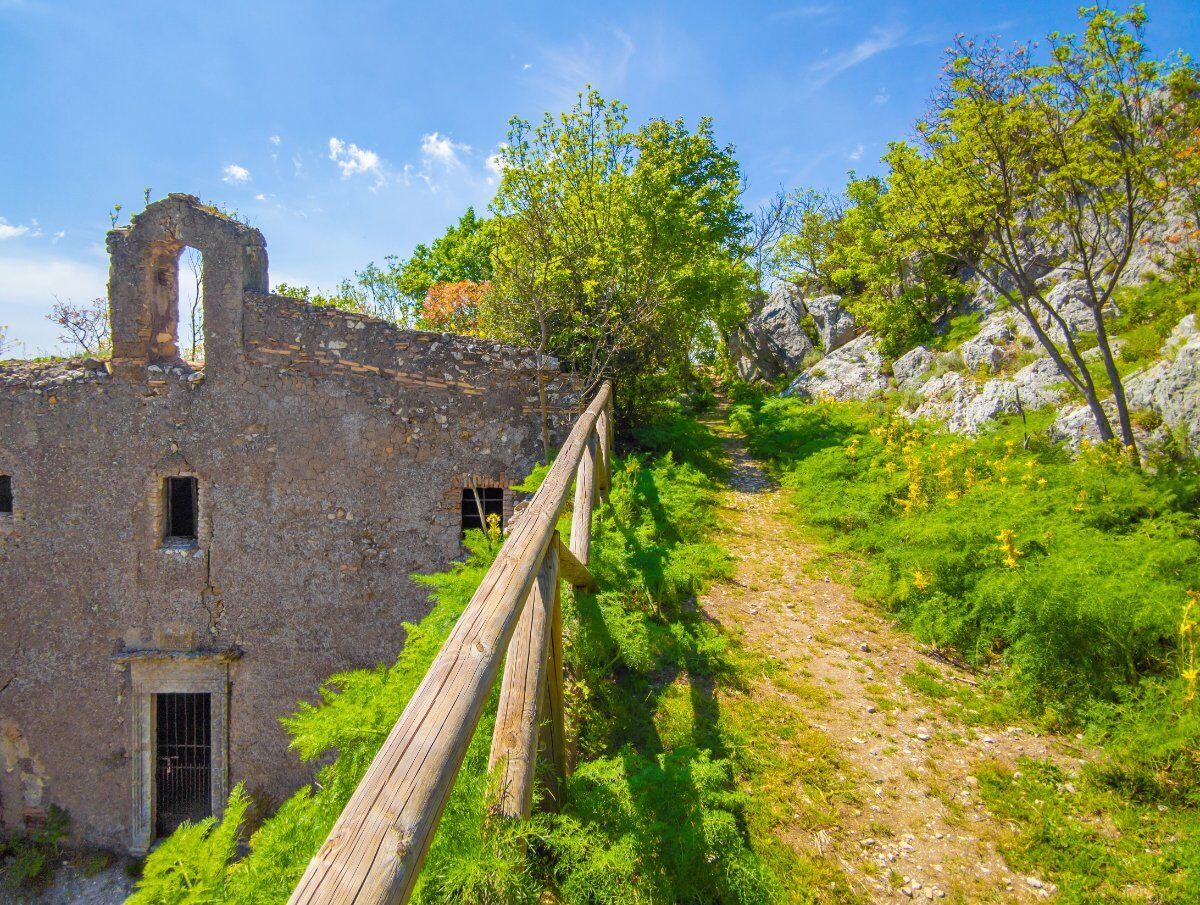 Il Monte Soratte: Camminata sulle tracce lasciate dall’uomo desktop picture