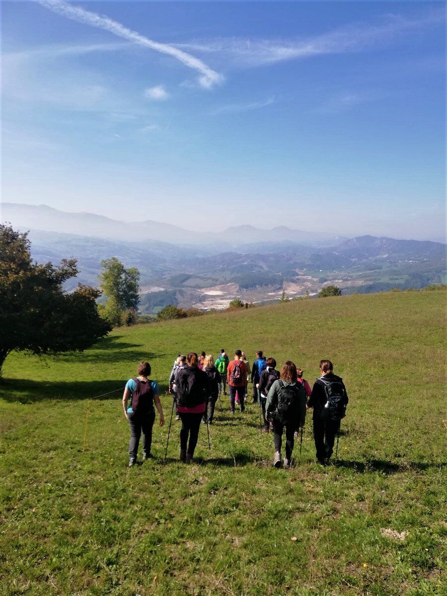 Escursione dal Borgo di Valestra alla panoramica Panchina Gigante desktop picture