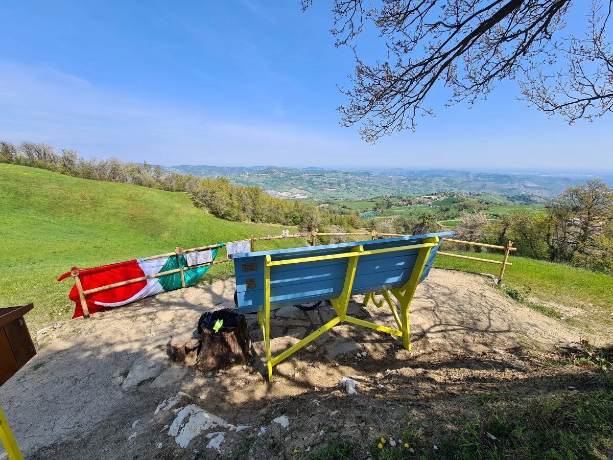Escursione dal Borgo di Valestra alla panoramica Panchina Gigante desktop picture