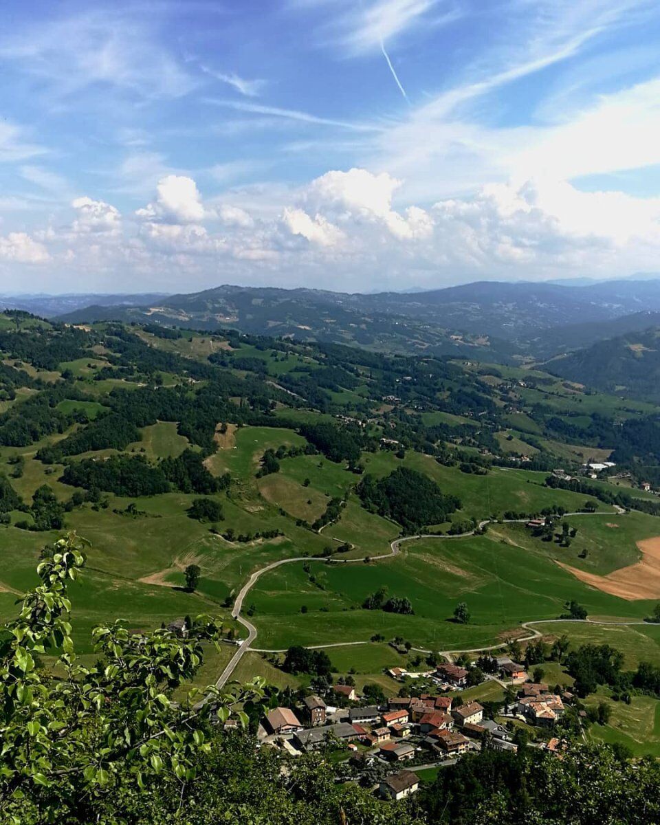 Escursione dal Borgo di Valestra alla panoramica Panchina Gigante Escursione dal Borgo di Valestra alla panoramica Panchina Gigante desktop picture