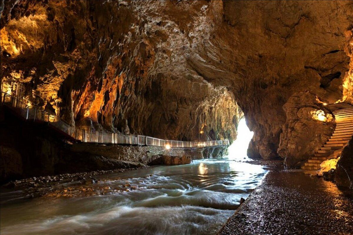 Un giorno da speleologi: Tour delle Grotte carsiche di Pastena desktop picture