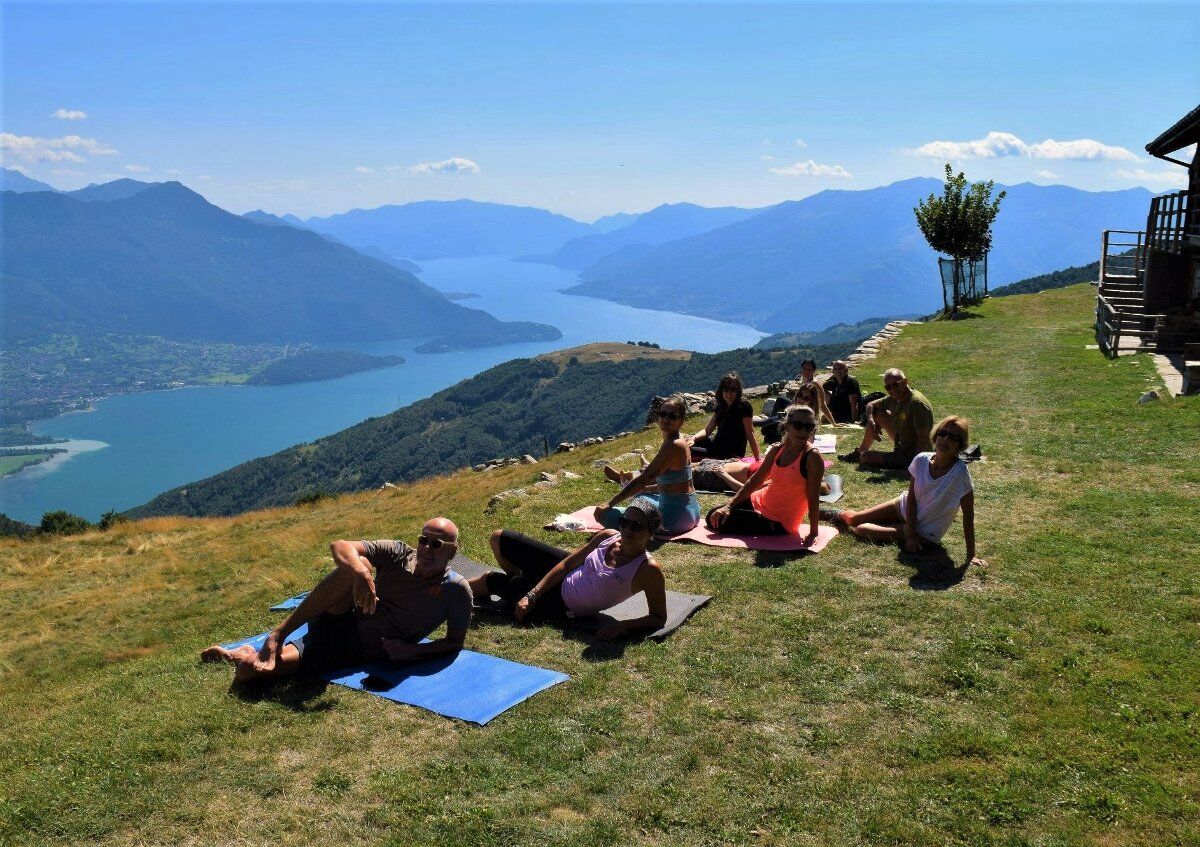 Yoga Vinyasa con vista mozzafiato sul Lago di Como Yoga Vinyasa con vista mozzafiato sul Lago di Como desktop picture