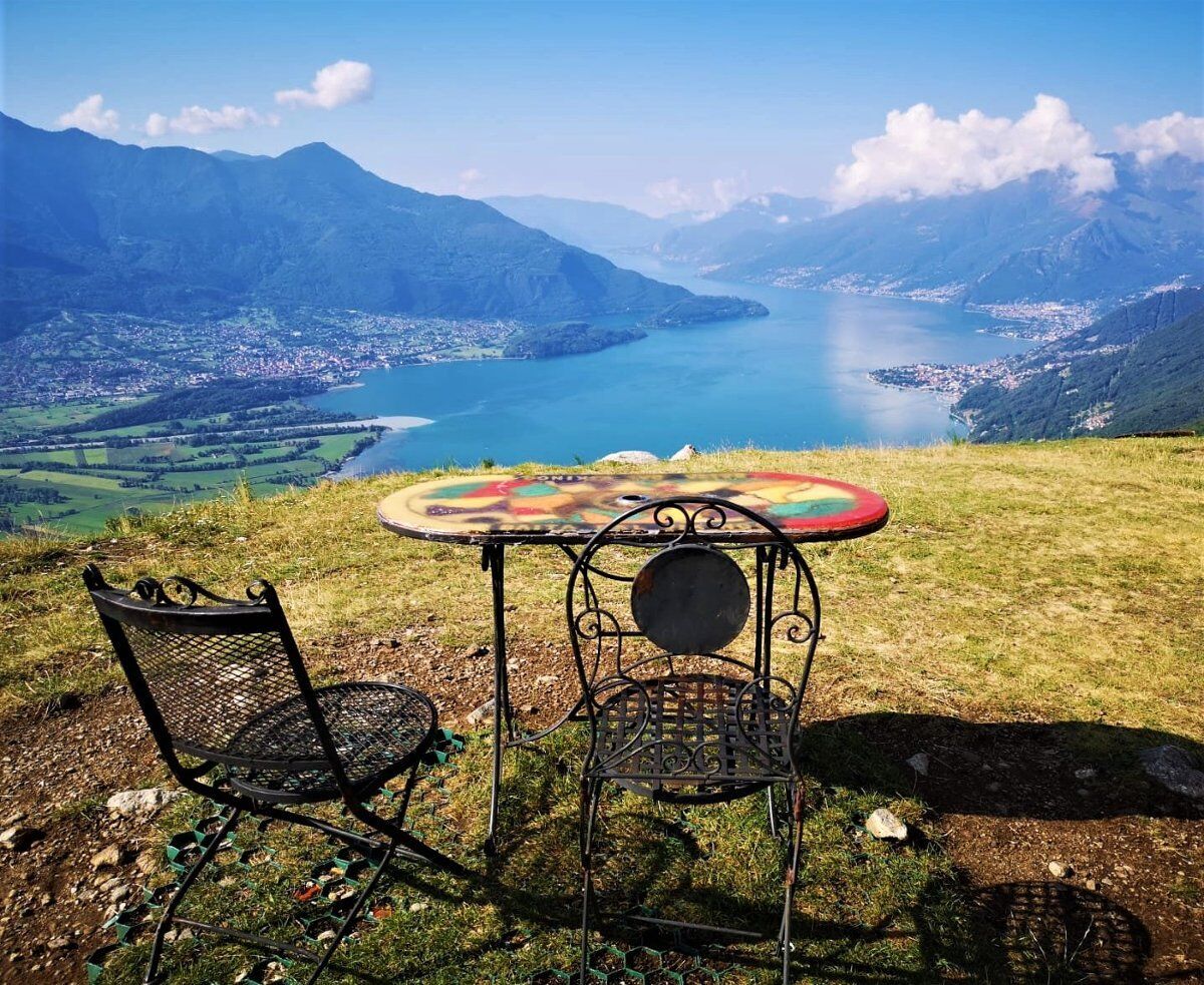 Yoga Vinyasa con vista mozzafiato sul Lago di Como desktop picture