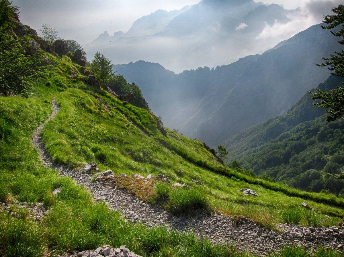 L’antica Via Vandelli: Trekking nell'Appennino Tosco-Emiliano desktop picture