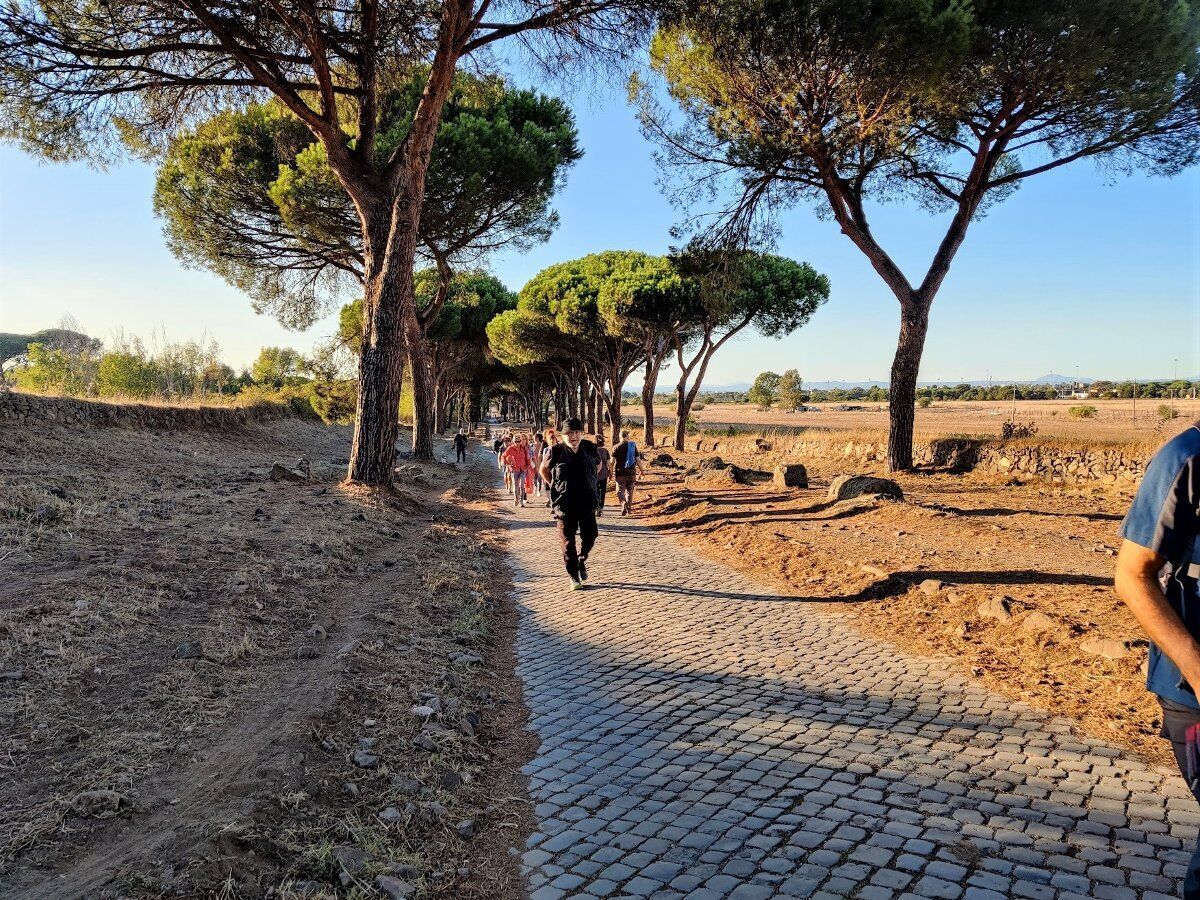La via Appia Antica al tramonto: Percorso tra storia e archeologia desktop picture