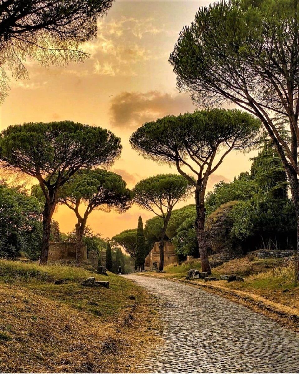 La via Appia Antica al tramonto: Percorso tra storia e archeologia desktop picture