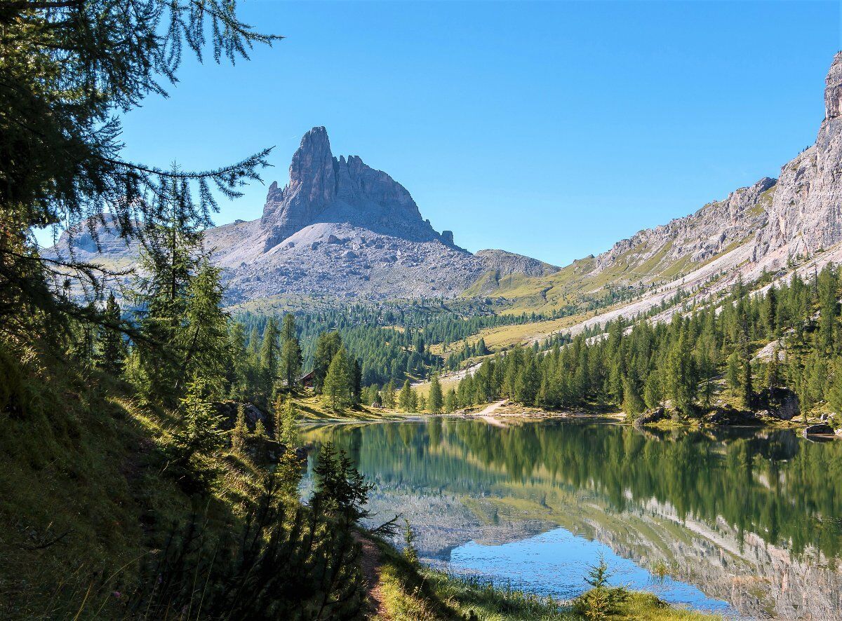 Trekking dal Mondeval al lago Federa: gemme delle Dolomiti Ampezzane desktop picture