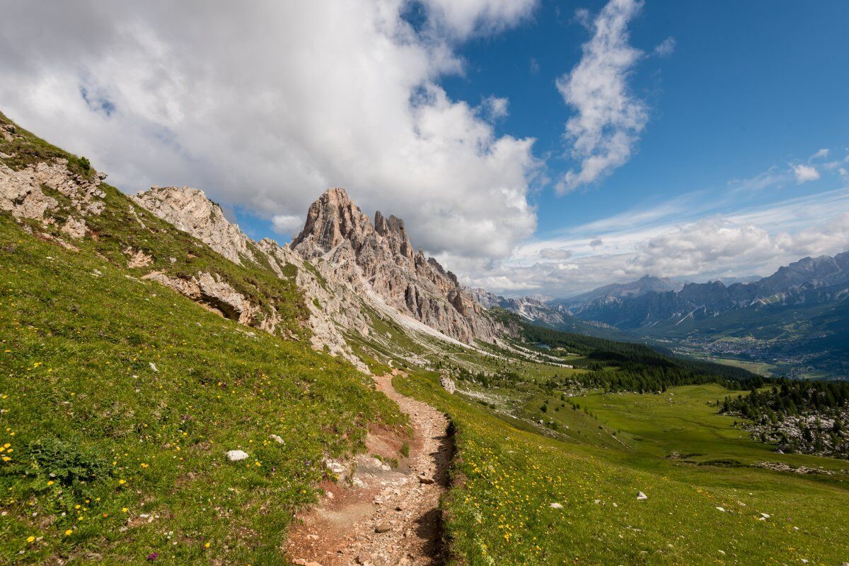 Trekking dal Mondeval al lago Federa: gemme delle Dolomiti Ampezzane desktop picture