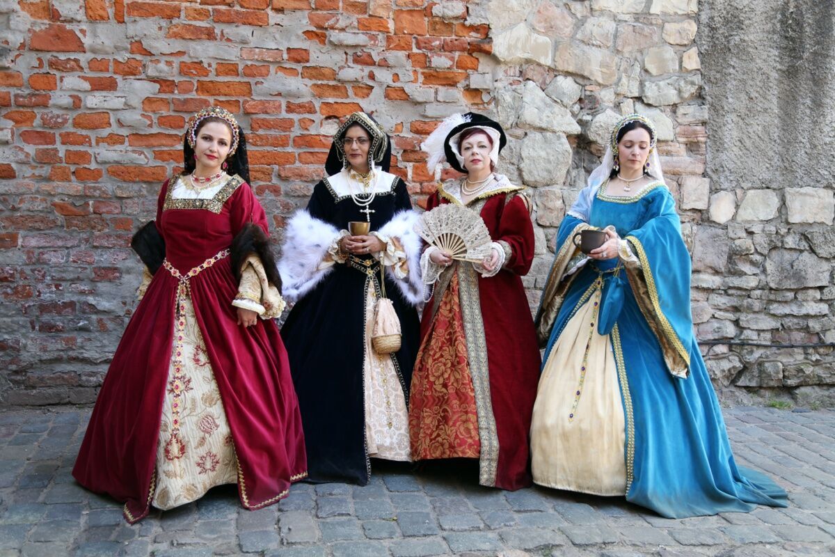 Cena medievale a Ferrara: costumi, delitti e giochi teatrali desktop picture