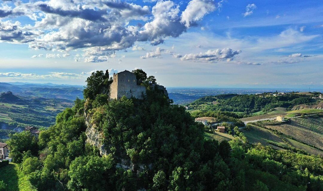 Escursione al Castello di Canossa alle magiche luci del tramonto desktop picture