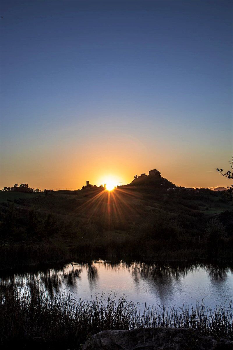 Escursione al Castello di Canossa alle magiche luci del tramonto Escursione al Castello di Canossa alle magiche luci del tramonto desktop picture
