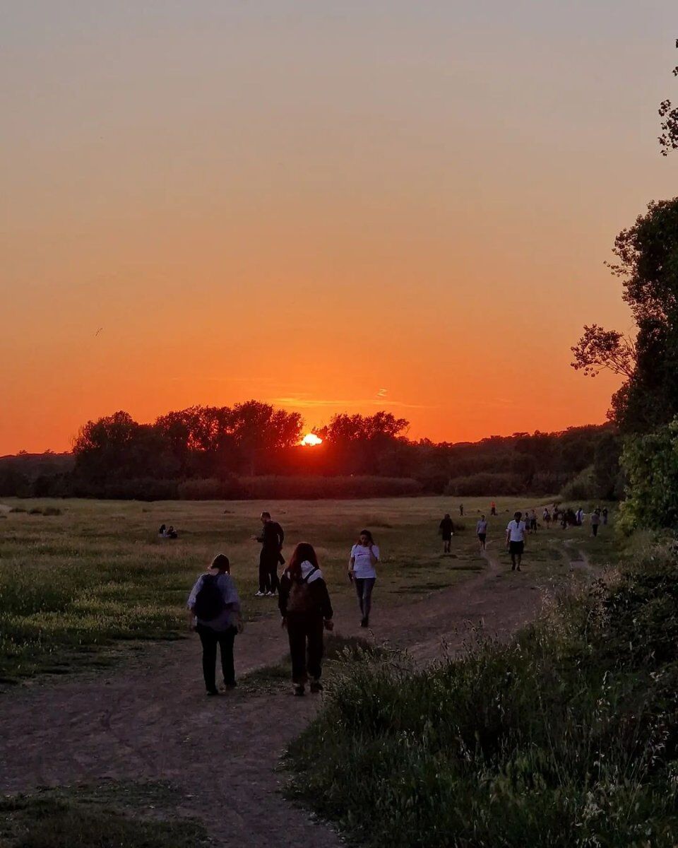 Passeggiata archeologica al tramonto nel Parco della Caffarella Passeggiata archeologica al tramonto nel Parco della Caffarella desktop picture