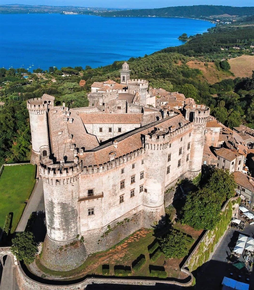 Tour guidato nel Medioevo: dal maestoso Castello al Borgo di Bracciano desktop picture