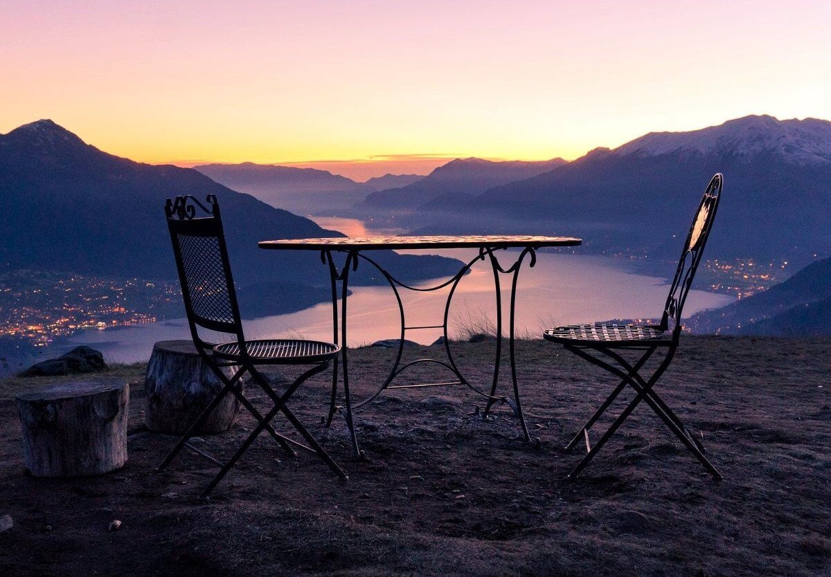 Osservazione astronomica con vista sul Lago di Como desktop picture