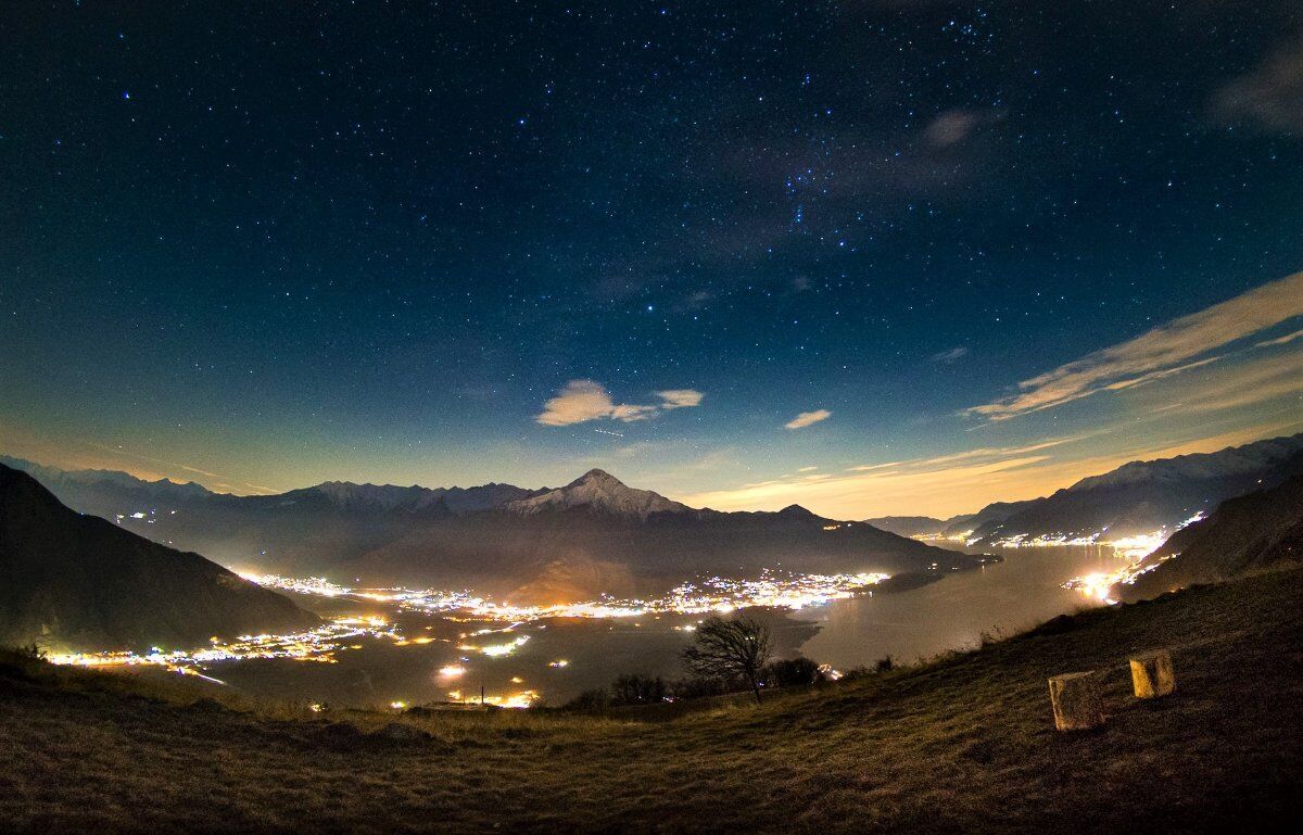 Osservazione astronomica con vista sul Lago di Como desktop picture