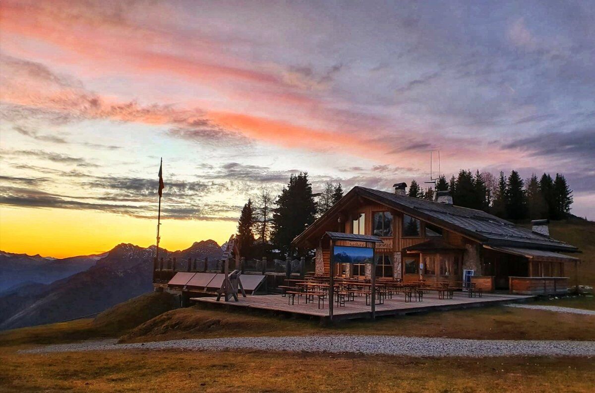 Trekking al chiaro di luna con cena sul Monte Fertazza desktop picture