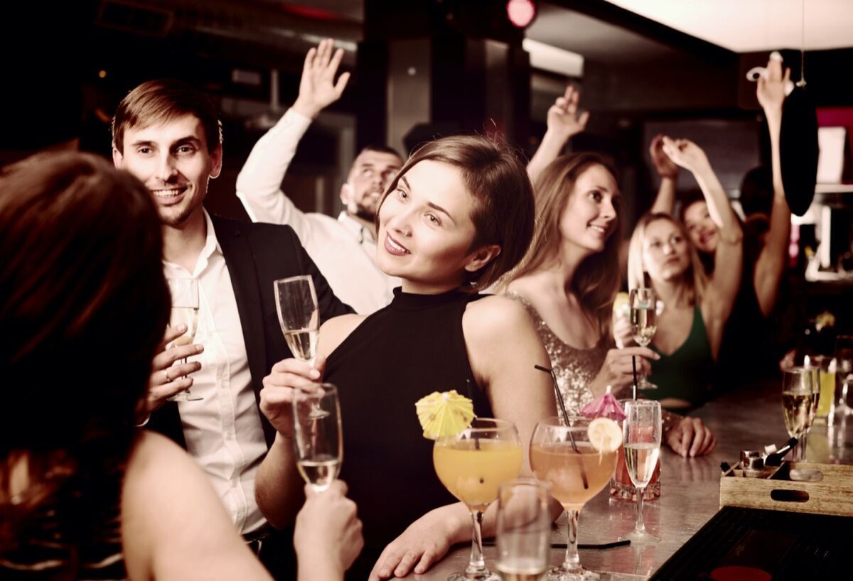 Apericena con Open Bar e Dj Set in un elegante Club di Milano Apericena con Open Bar e Dj Set in un elegante Club di Milano desktop picture