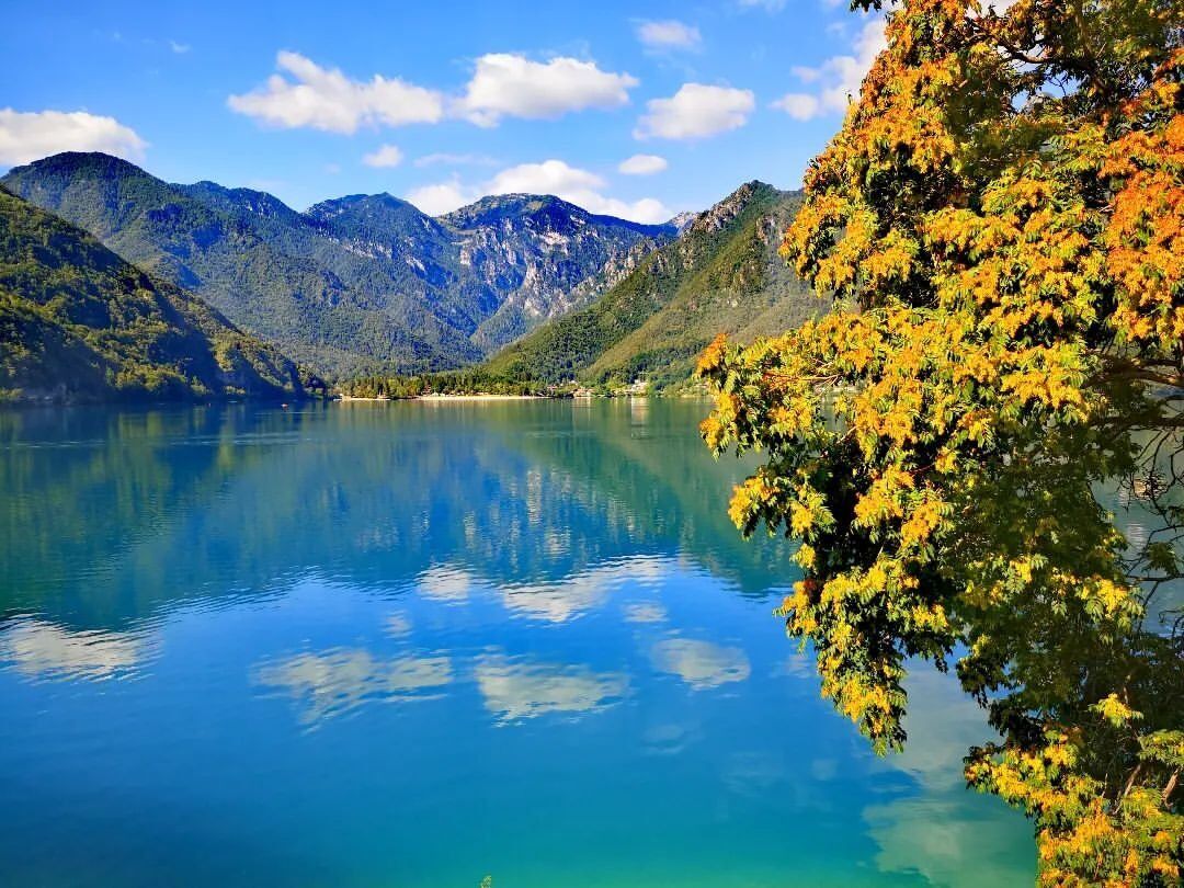 Trekking al Lago di Ledro tra i caldi colori autunnali desktop picture