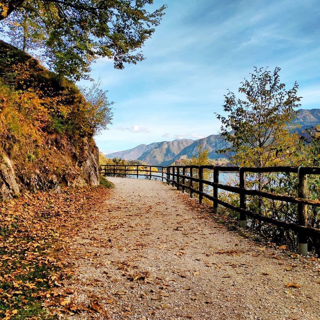 Trekking al Lago di Ledro tra i caldi colori autunnali Trekking al Lago di Ledro tra i caldi colori autunnali desktop picture