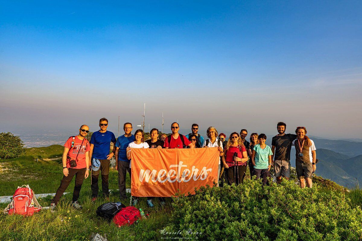 Trekking serale sul Monte Novegno: il fascino della luna nuova desktop picture