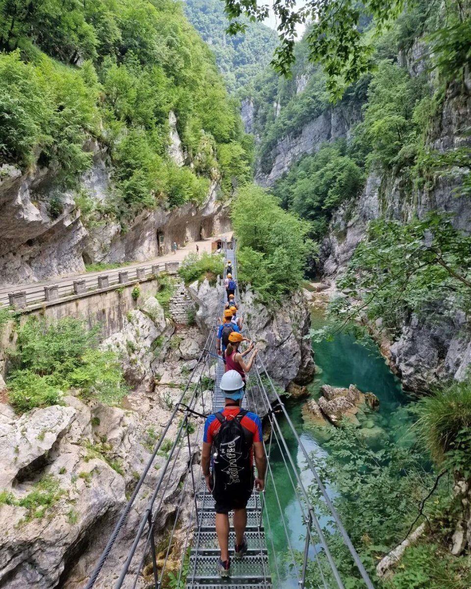 Trekking al Lago di Barcis: il Ponte Tibetano sulla Forra del Cellina Trekking al Lago di Barcis: il Ponte Tibetano sulla Forra del Cellina desktop picture