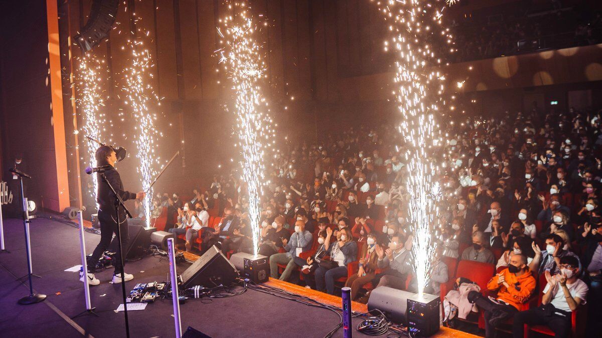 Andrea Casta a Verona: Aperitivo vicino l'Arena e concerto al Teatro Ristori Andrea Casta a Verona: Aperitivo vicino l'Arena e concerto al Teatro Ristori desktop picture