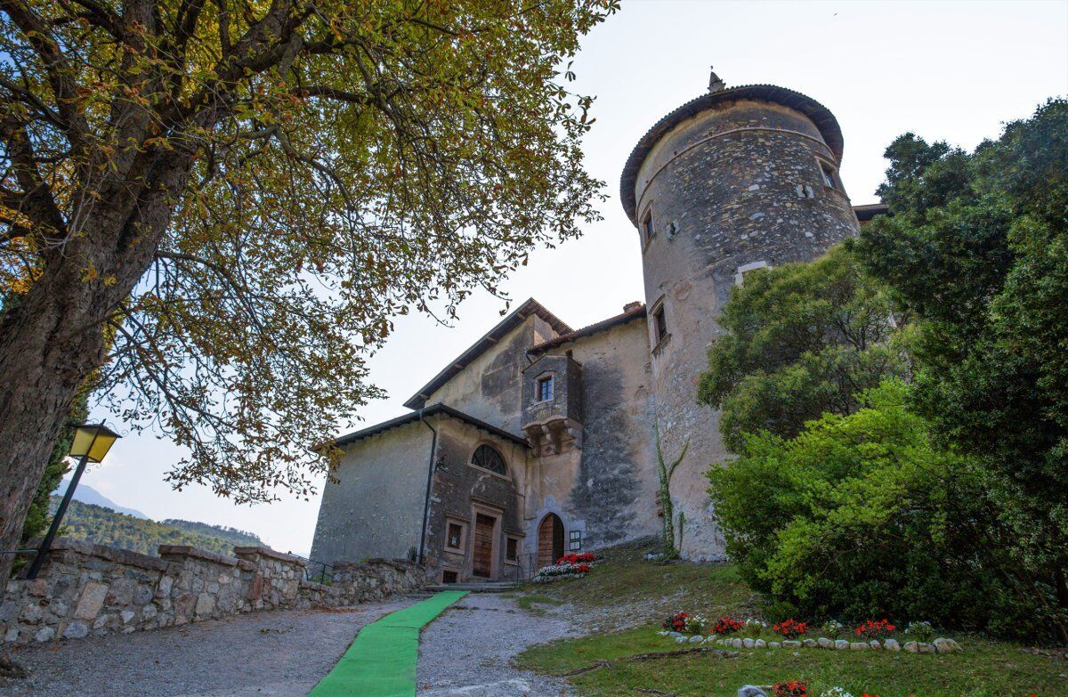 Passeggiata al Lago di Toblino con visita guidata del suo Castello desktop picture